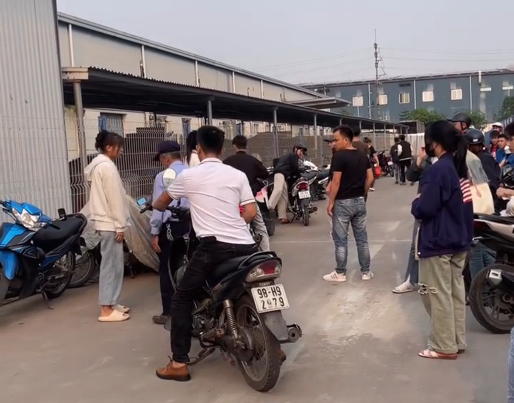 Clip 2 bố con tác động cô gái