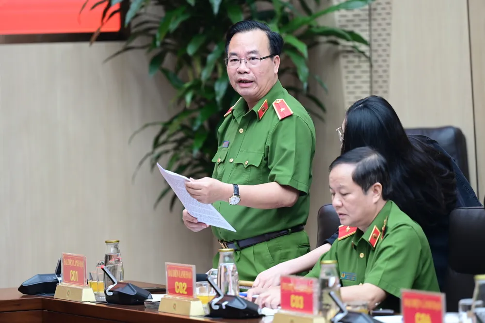 Thiếu tướng Lê Văn Tân thông tin tại buổi họp báo. Ảnh: ĐỖ TRUNG DSC_0794.JPG