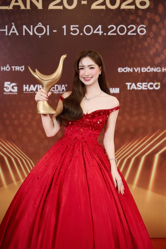 Hòa Minzy vừa nhận tin vui ở giải Cống hiến, đời thực viên mãn bên chồng quân nhân