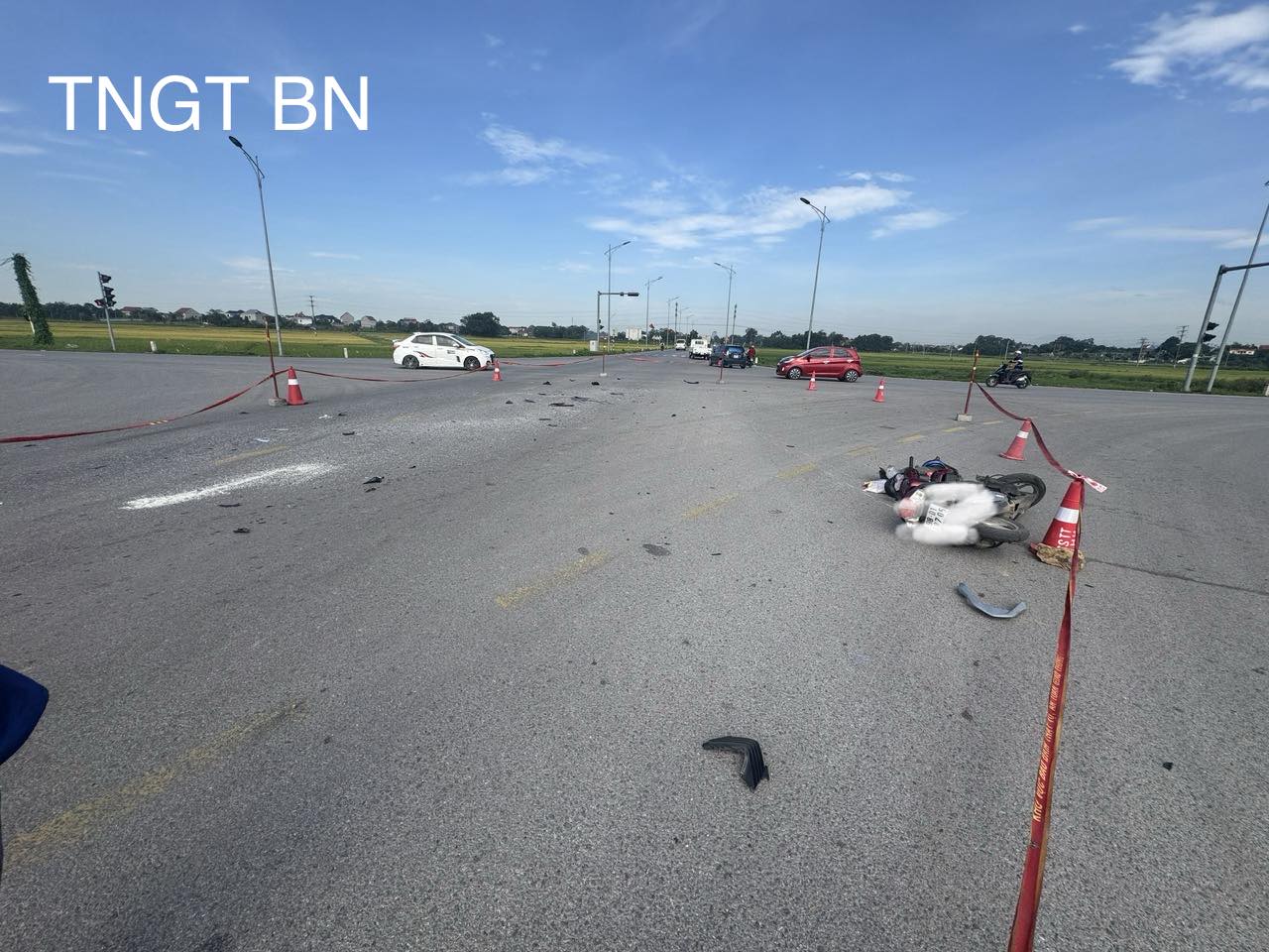 CẢNH BÁO TAI NẠN GIAO THÔNG TẠI NGÃ TƯ CÓ ĐÈN TÍN HIỆU KHIẾN MỘT NGƯỜI BỊ THƯƠNG