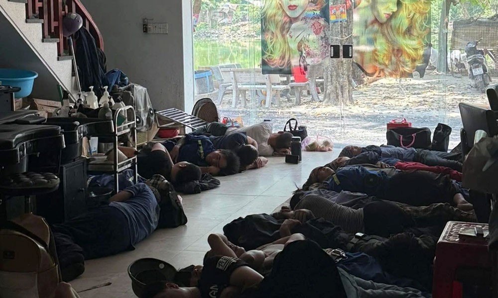 Giữa nắng nóng đỉnh điểm gần 40 độ, hành động của vợ chồng Bắc Ninh gây sốt
