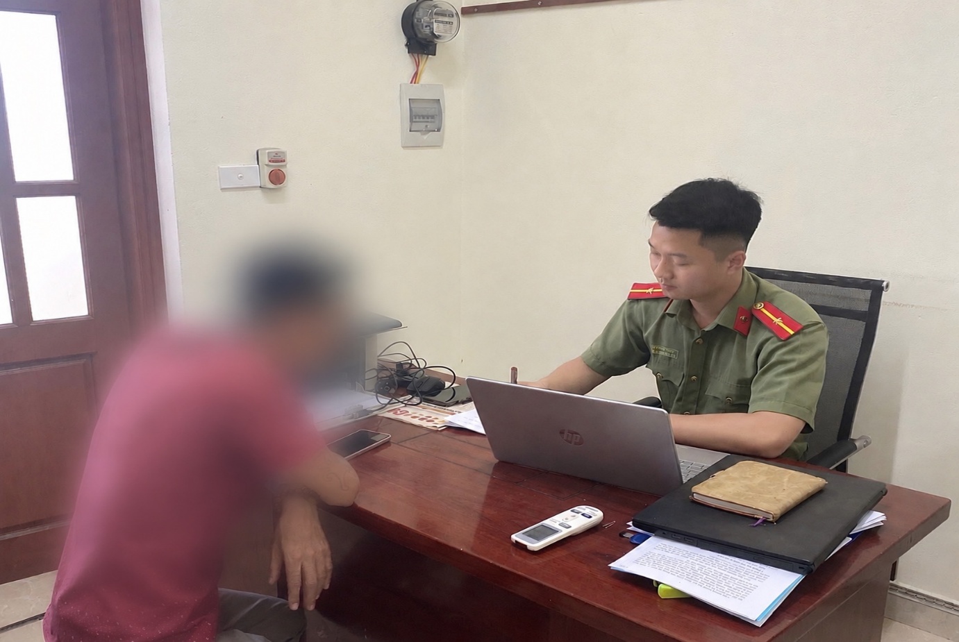 Công an xã Tân Tiến làm việc với trường hợp đăng tải, chia sẻ bài viết có nội dung chưa được kiểm chứng trên mạng xã hội