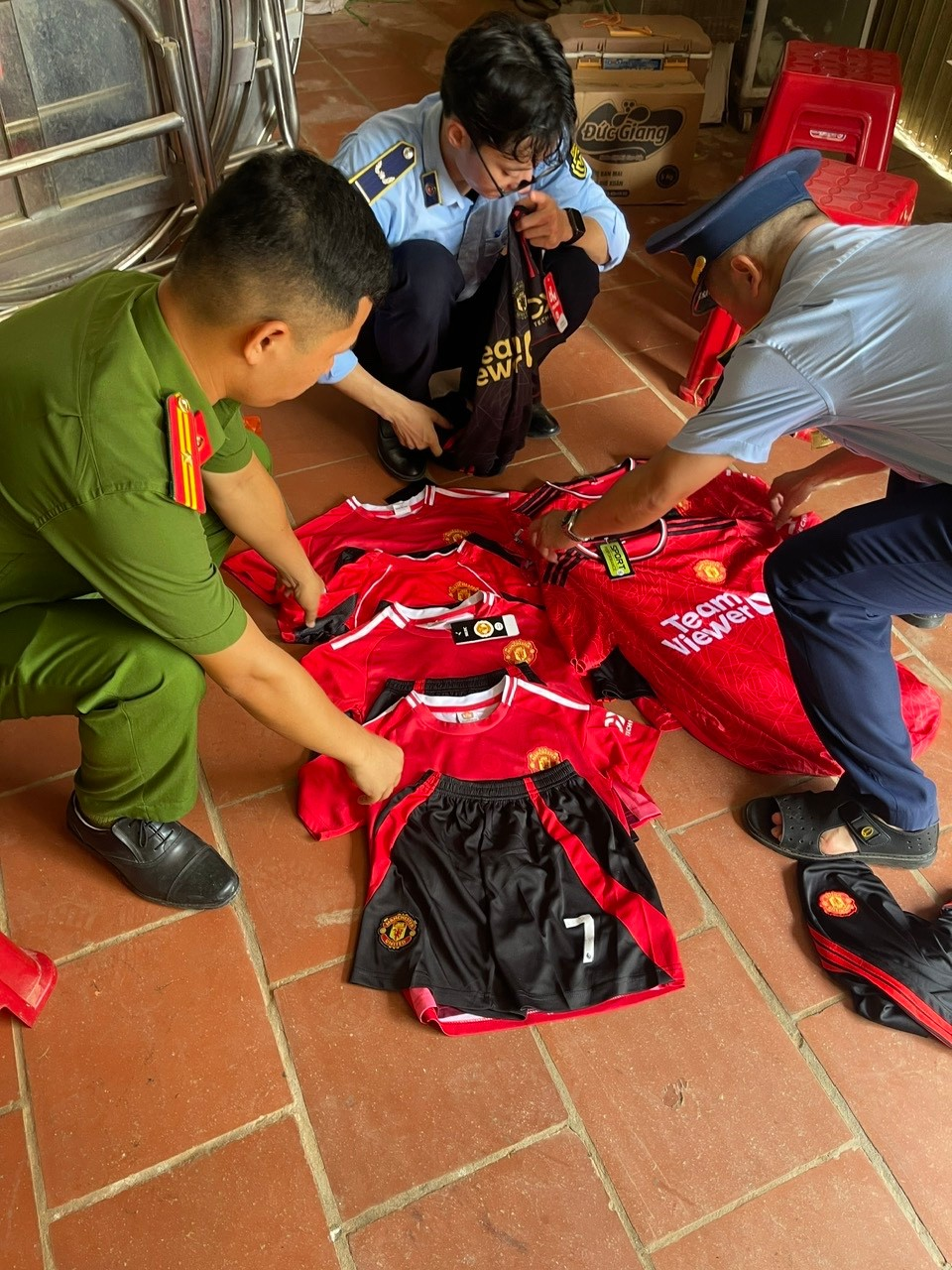 Công an xã Thiện Tân phối hợp phát hiện, xử lý các trường hợp kinh doanh hàng hóa giả mạo nhãn hiệu