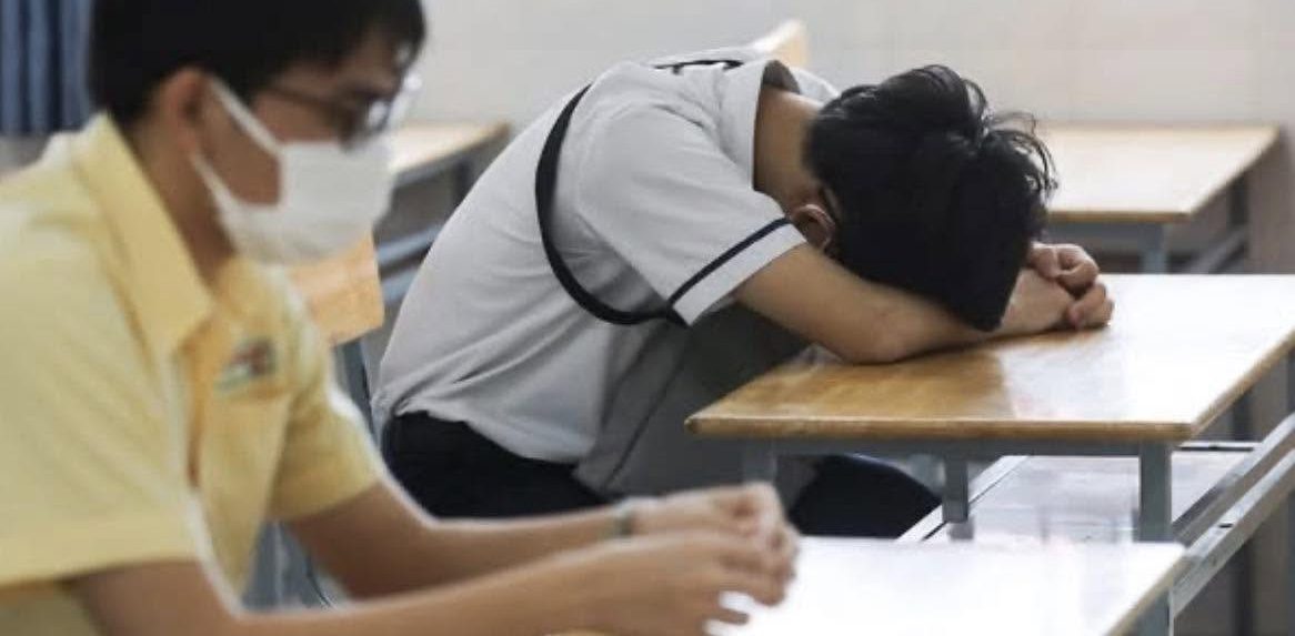 Thanh niên trượt tốt nghiệp do ngủ quên và chặn số người nhà