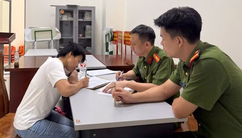 Cán bộ Công an tỉnh Bắc Ninh làm việc với đối tượng truy nã Nguyễn Thị Hoa