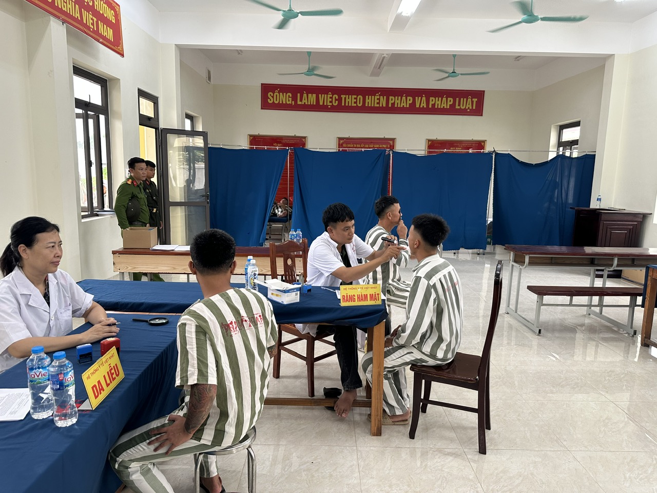Trại Tạm giam số 2 – Công an tỉnh Bắc Ninh tổ chức khám sức khoẻ định kỳ cho phạm nhân