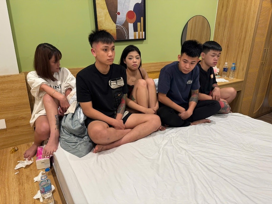 Công an xã Phụng Công phát hiện, bắt giữ các đối tượng có hành vi tổ chức sử dụng trái phép chất ma túy