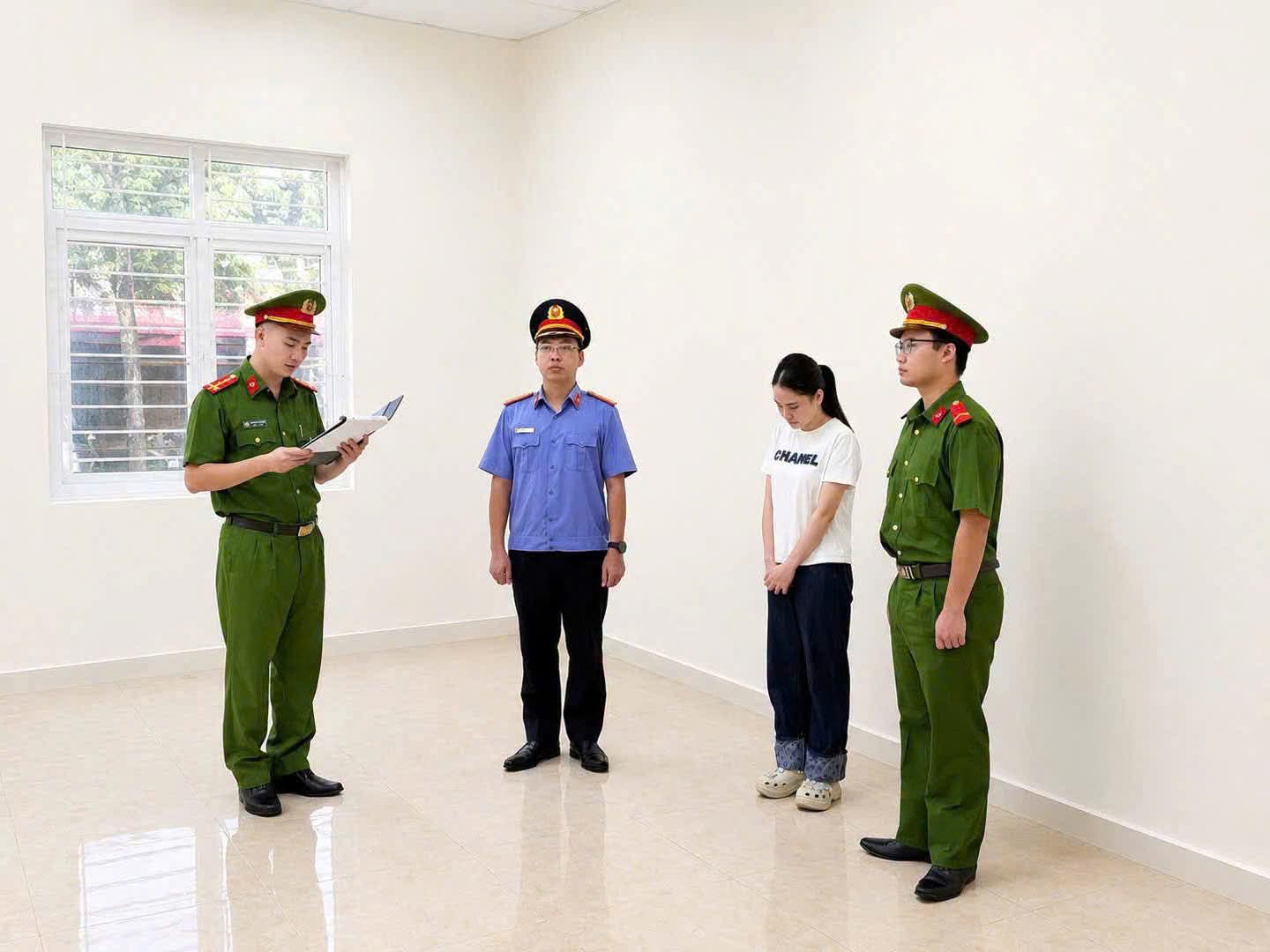 Khởi tố, cấm đi khỏi nơi cứ trú đối tượng bán trang sức giả mạo nhãn hiệu