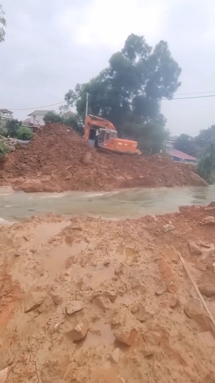 Mở lối thoát nước ở Tiên Lục