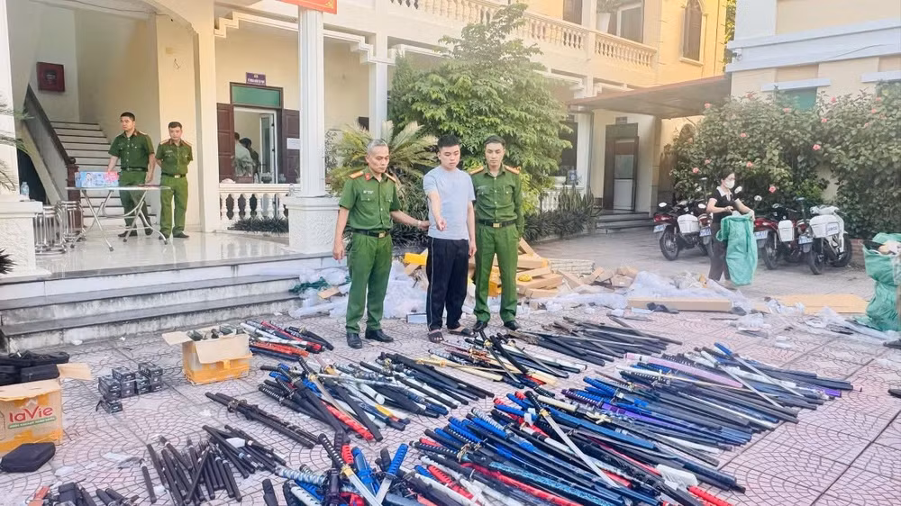 Bắc Ninh: Khởi tố bị can mua bán trái phép gần 1 tấn vũ khí thô sơ, công cụ hỗ trợ trên mạng xã hội