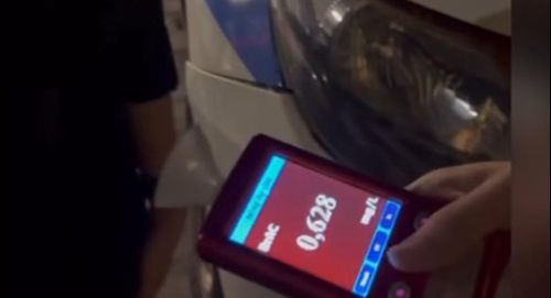 Bắc Ninh: Đeo khẩu trang thổi nồng độ cồn, nữ tài xế vẫn vi phạm kịch khung