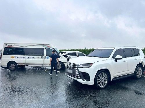 Xe Lexus chèn ép, lạng lách, dừng xe trên cao tốc có dấu hiệu tội phạm