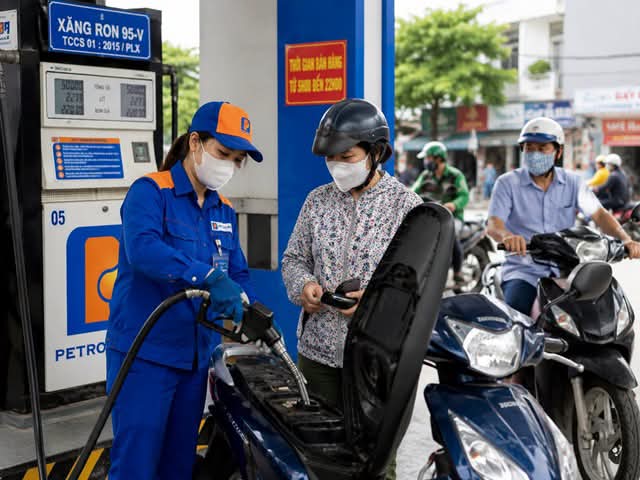 Giá xăng E10 giảm mạnh