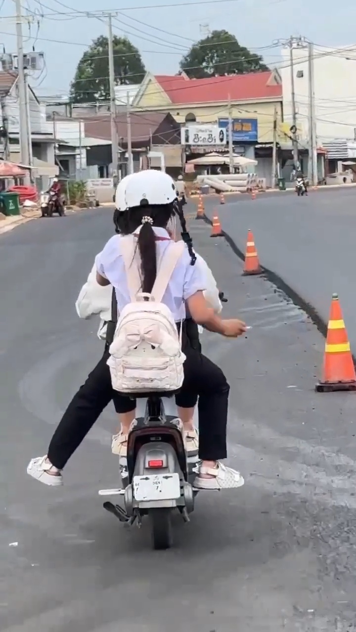 Clip học sinh hút thuốc