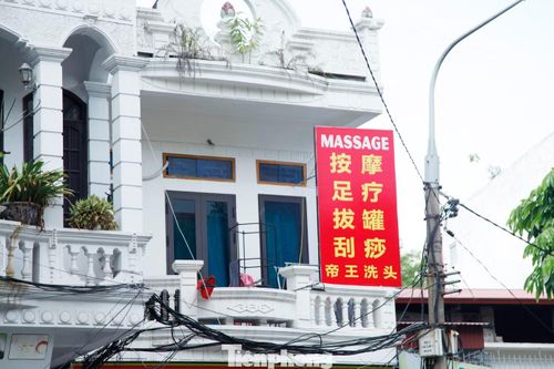 Biển hiệu chữ nước ngoài ‘lấn át’ tiếng Việt trên đường phố Bắc Ninh
